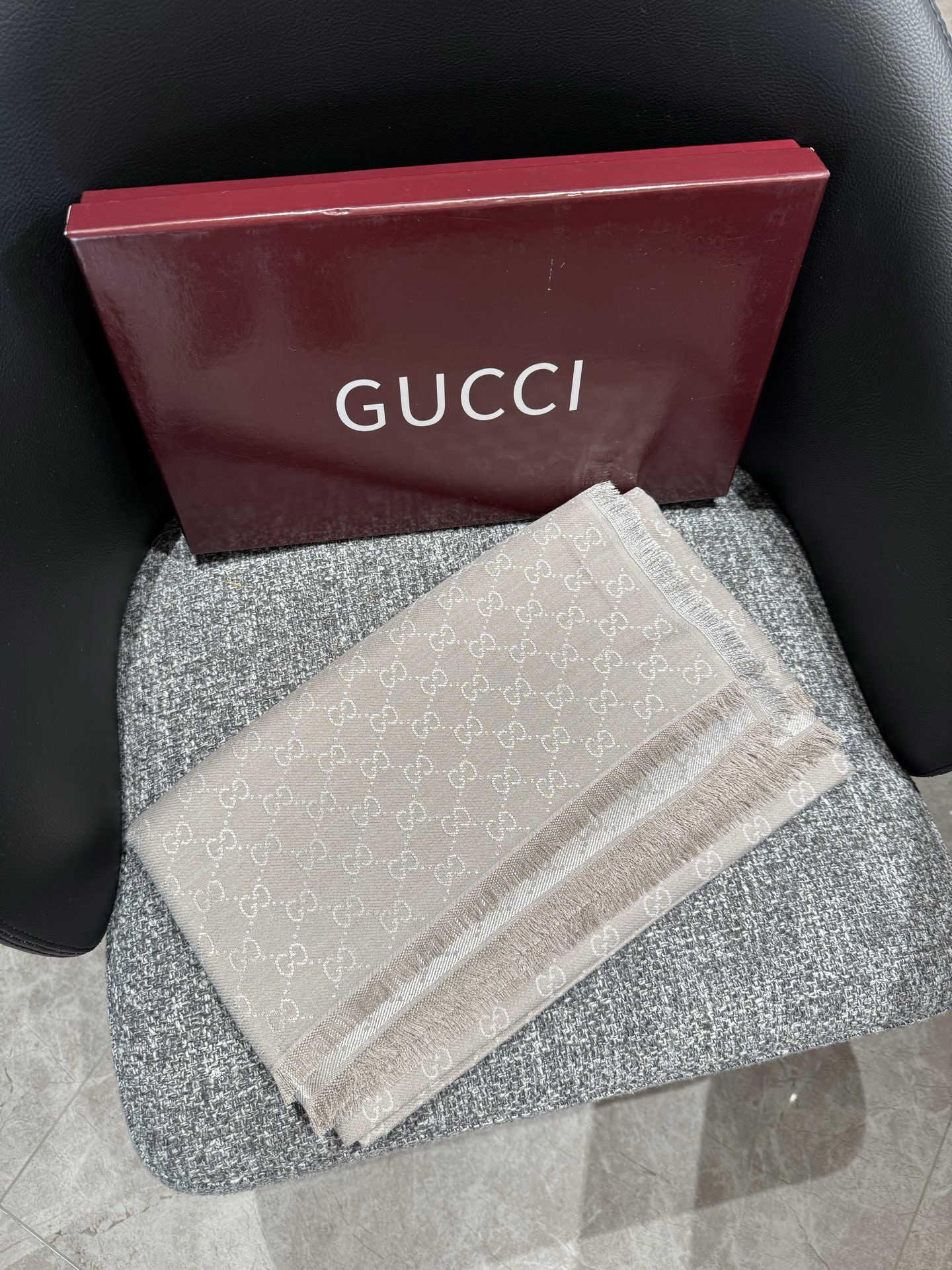 G*u*i scarf 140x140cm
