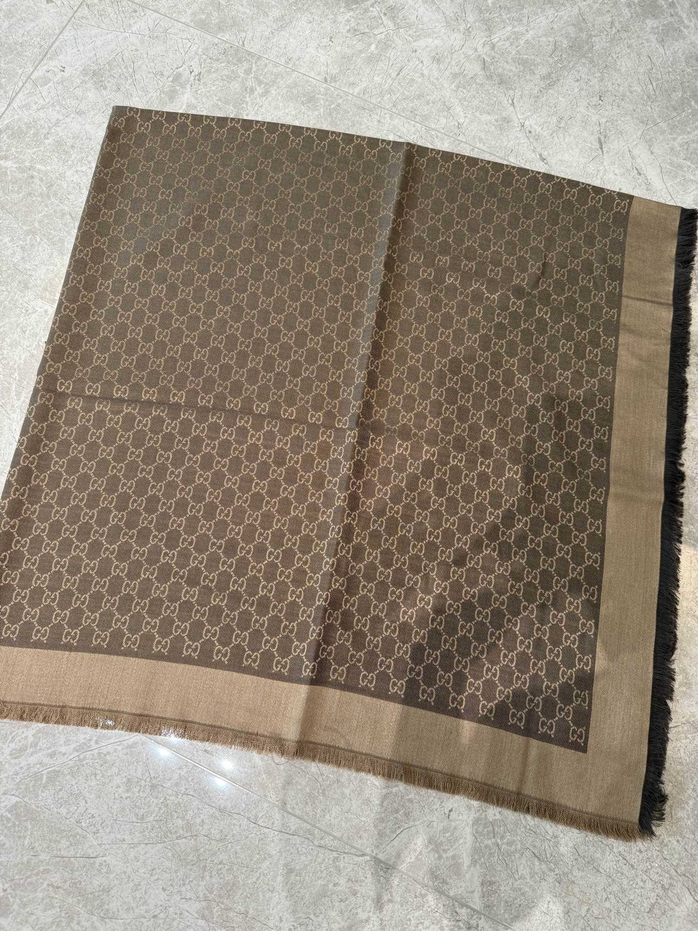 G*u*i scarf 140x140cm