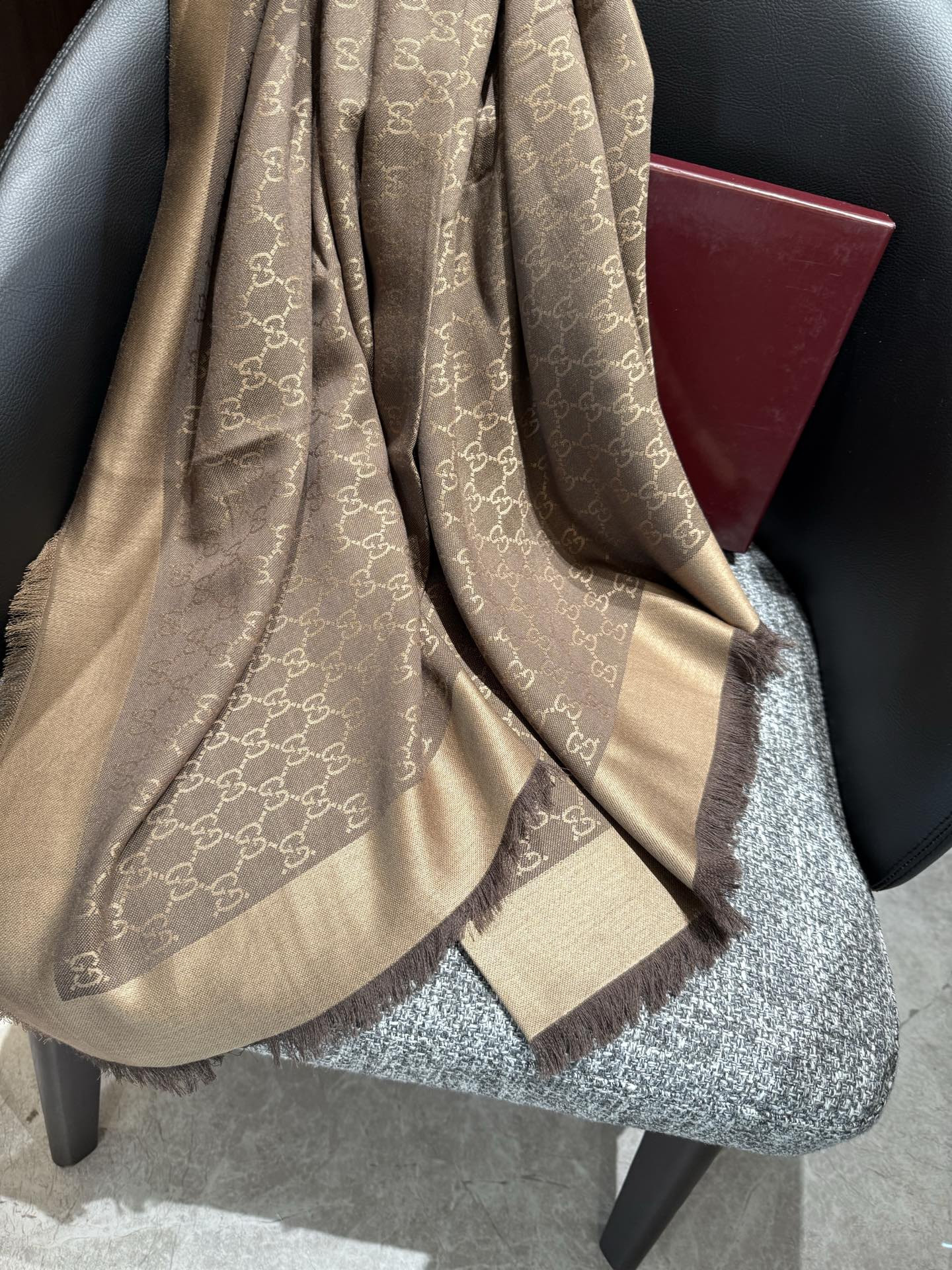 G*u*i scarf 140x140cm