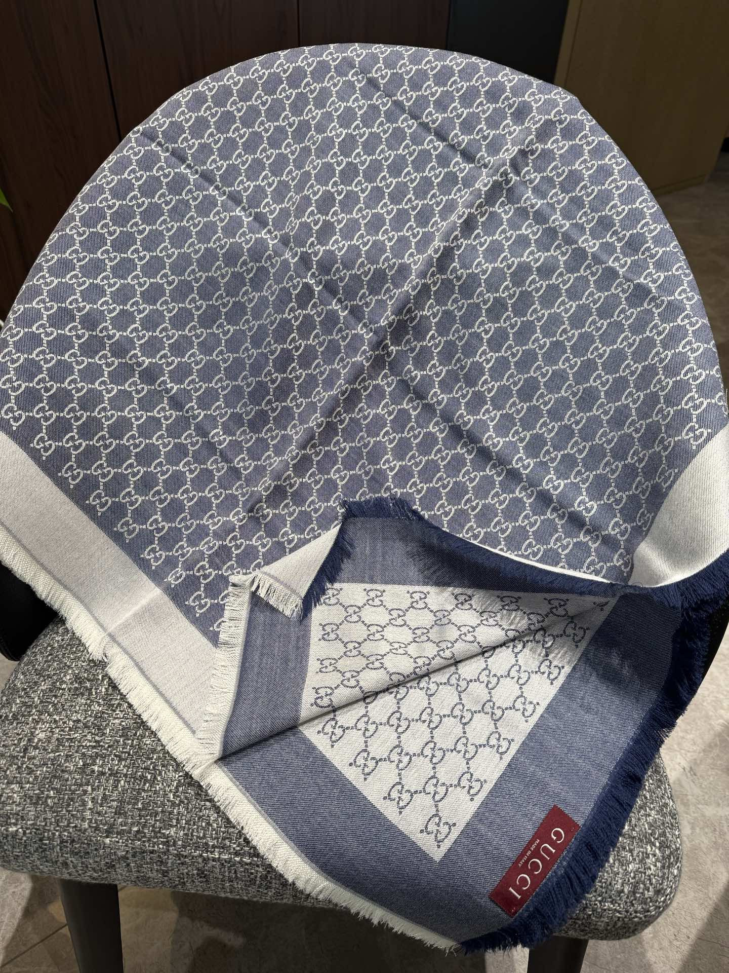 G*u*i scarf 140x140cm