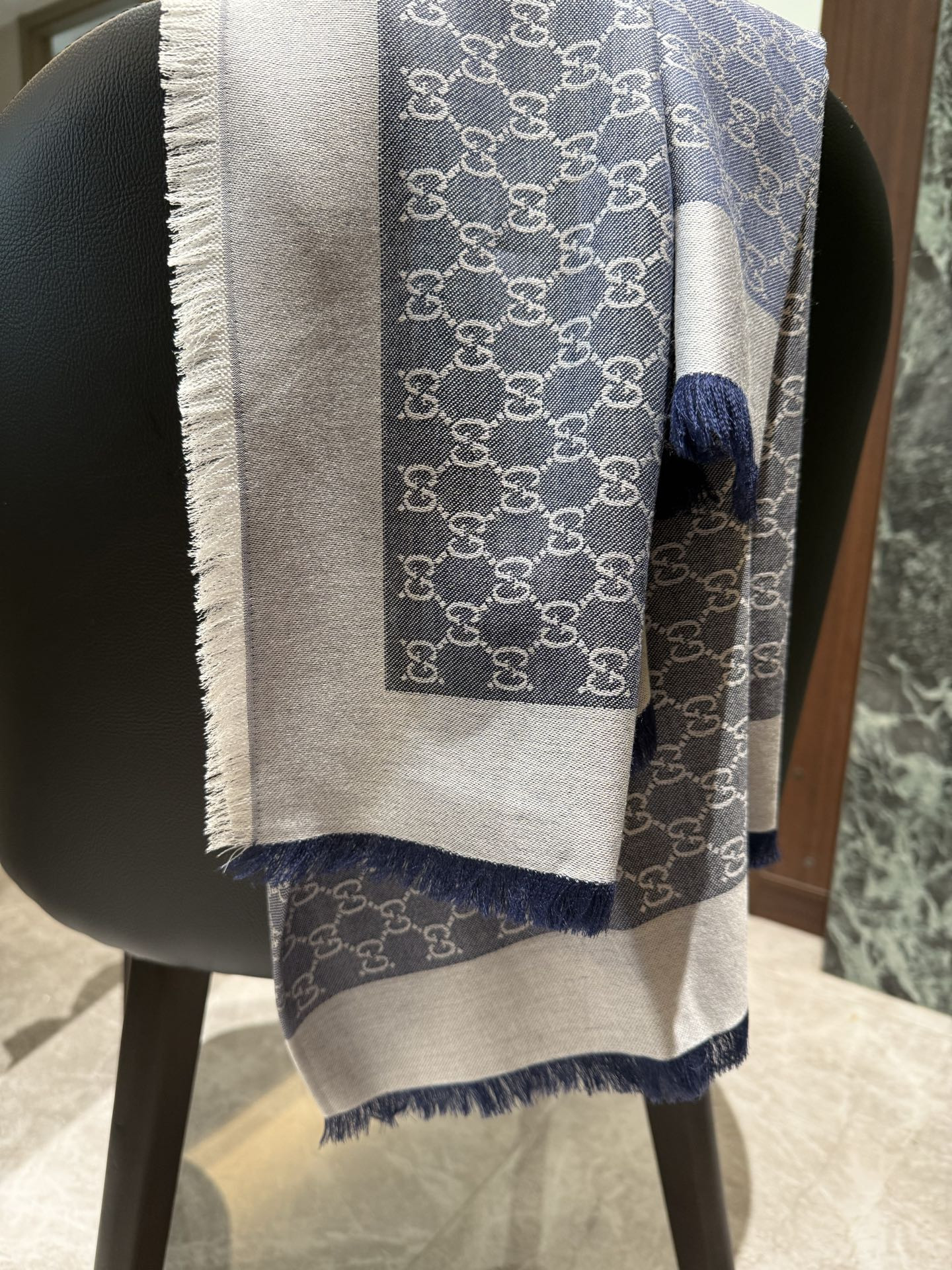 G*u*i scarf 140x140cm
