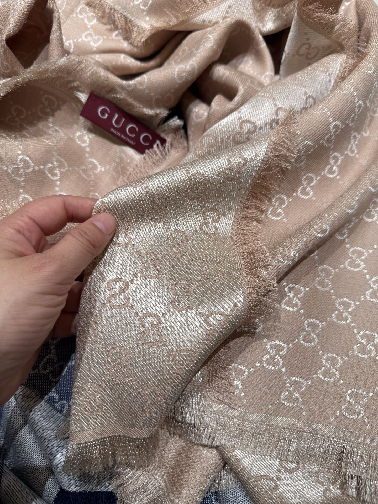 G*u*i scarf 140x140cm