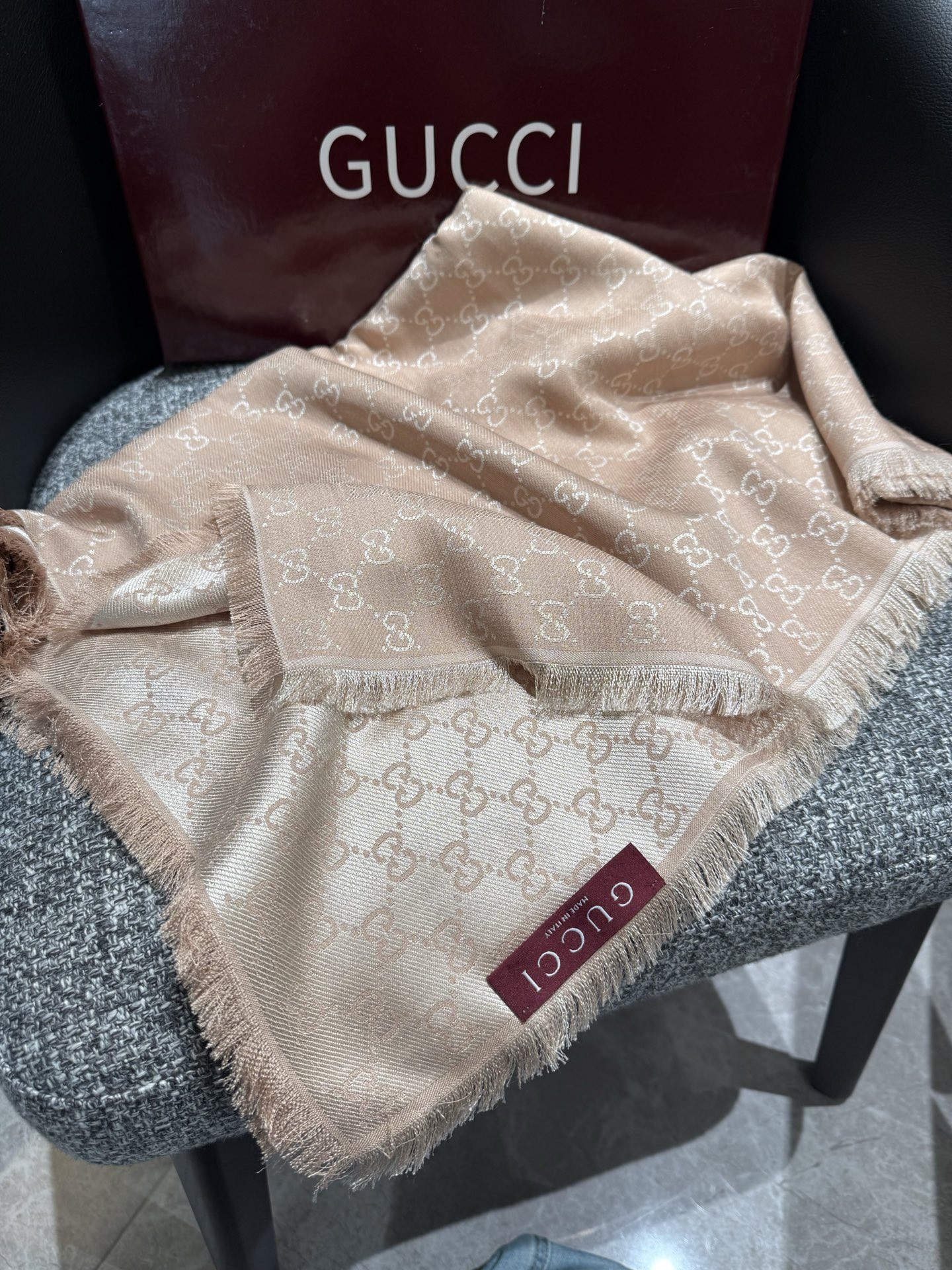 G*u*i scarf 140x140cm