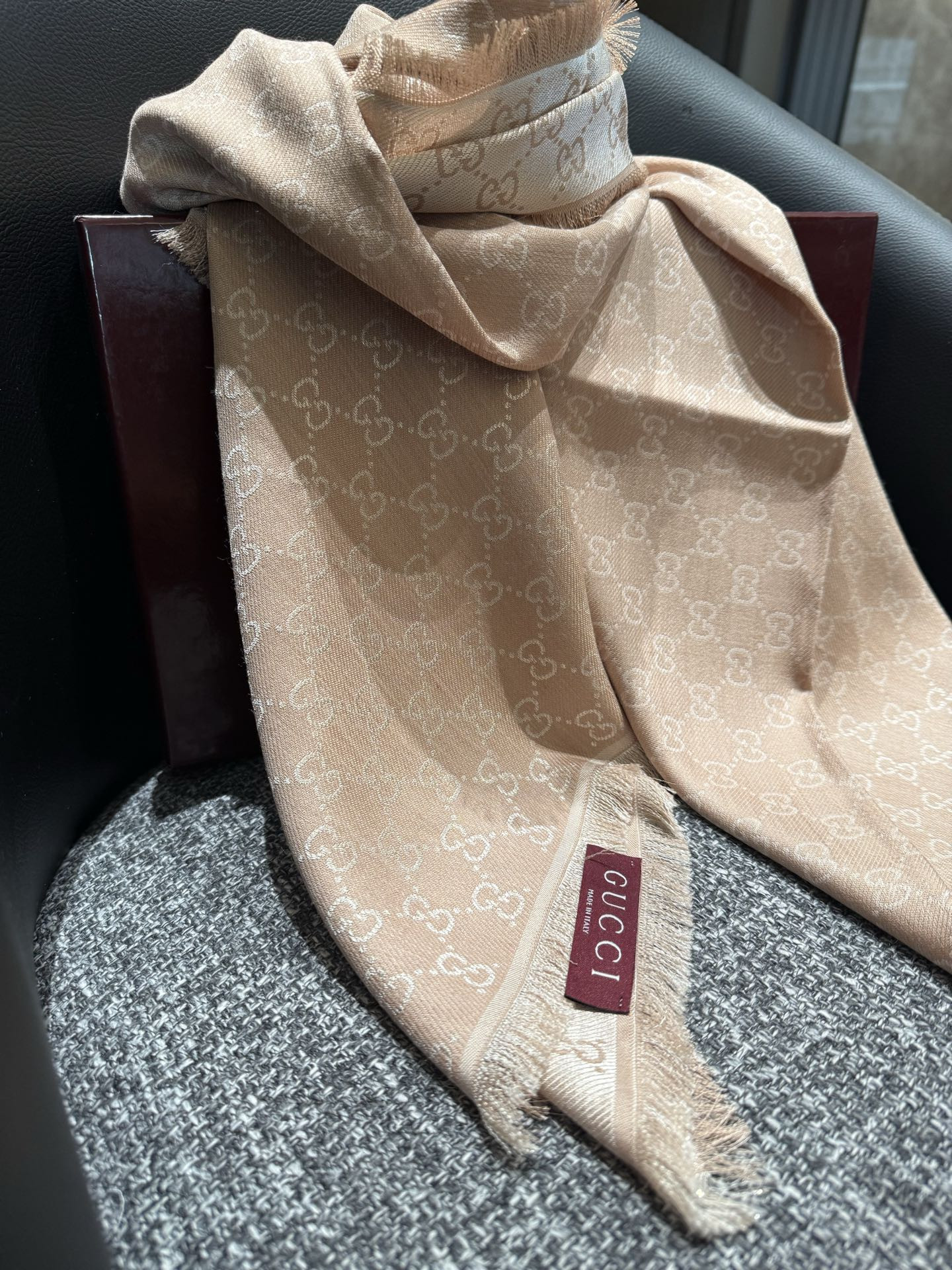 G*u*i scarf 140x140cm