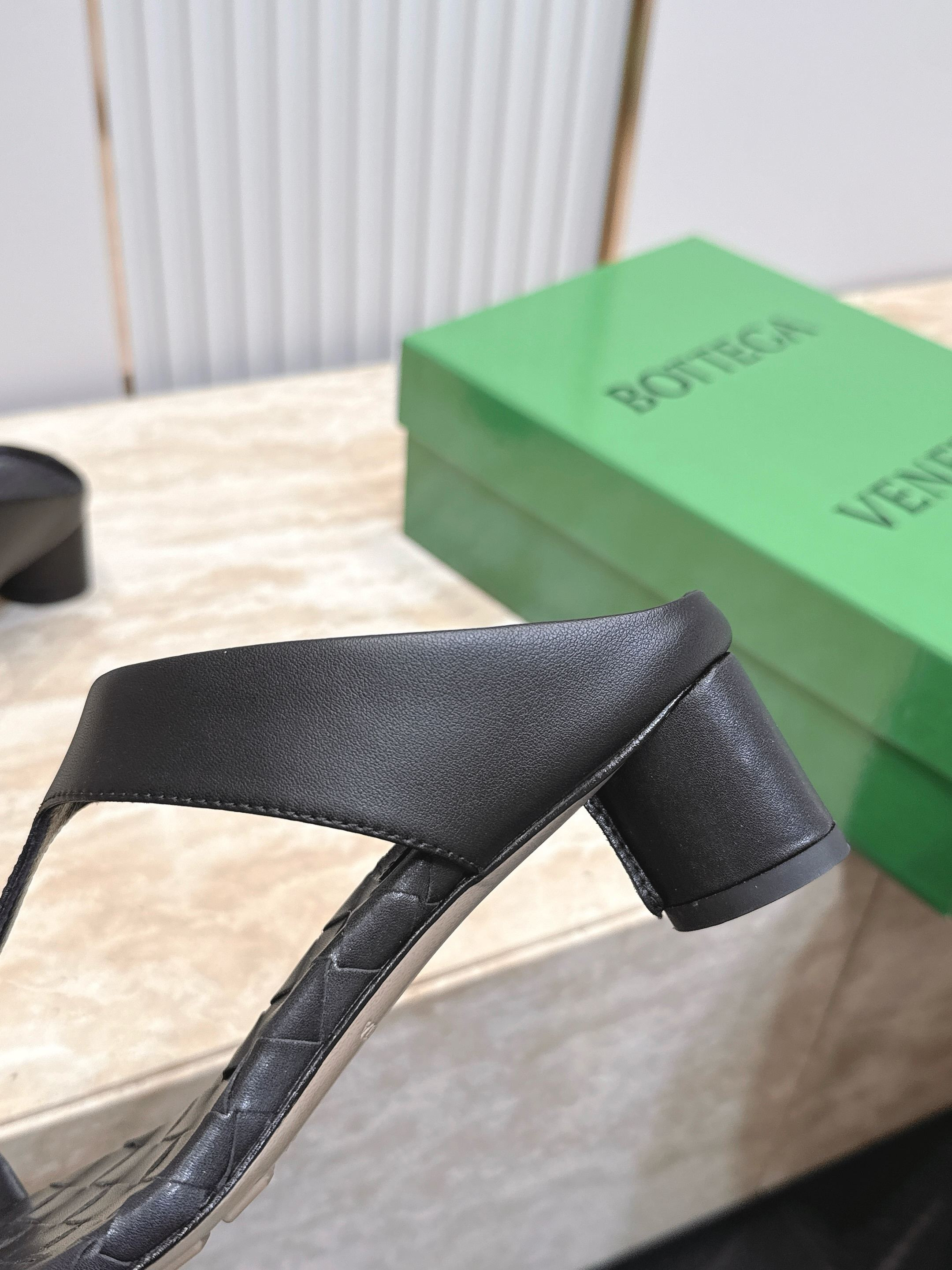 ua bo*te*ga Ve*ne*ta livia thong 4cm heel