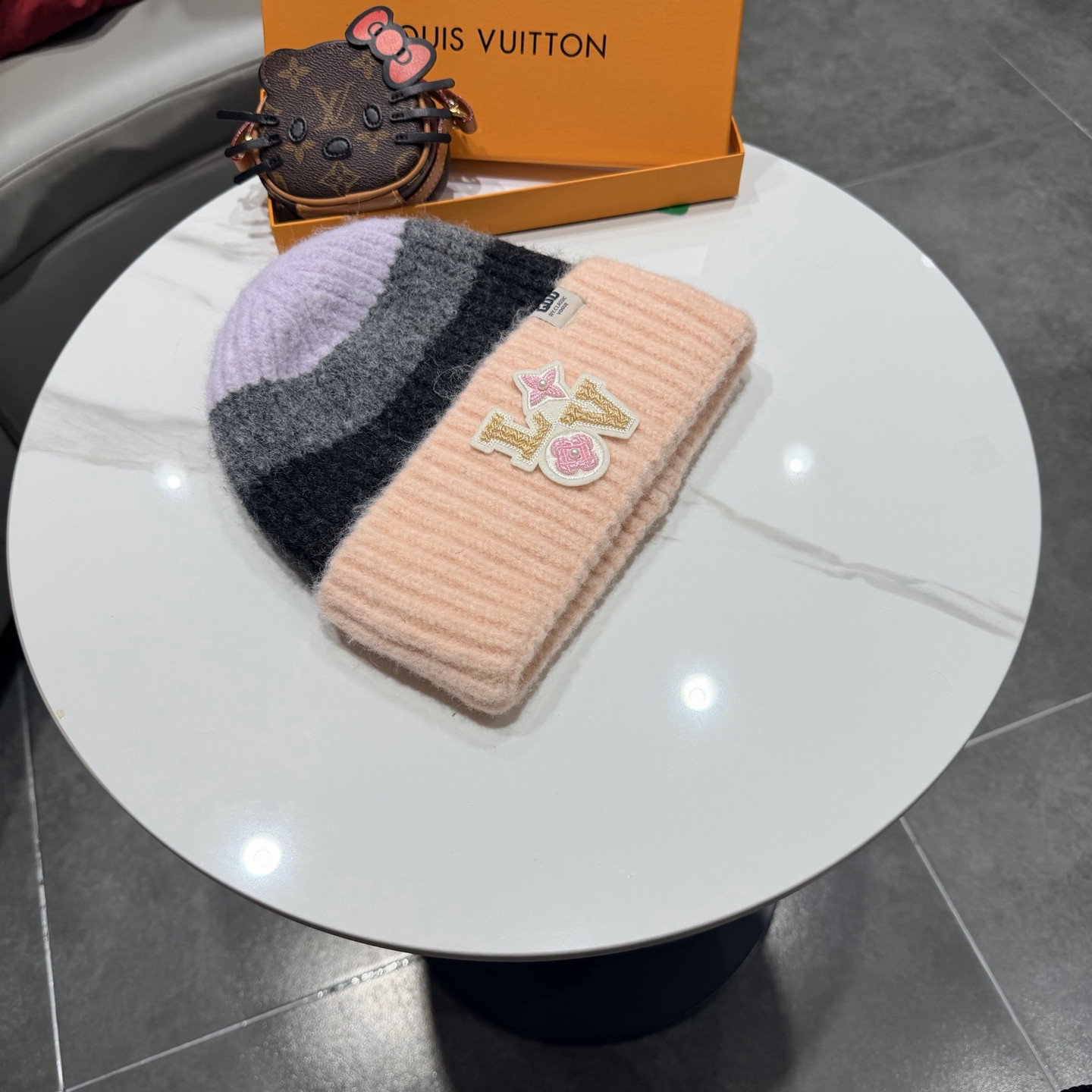 l0*is V*t0n beanie