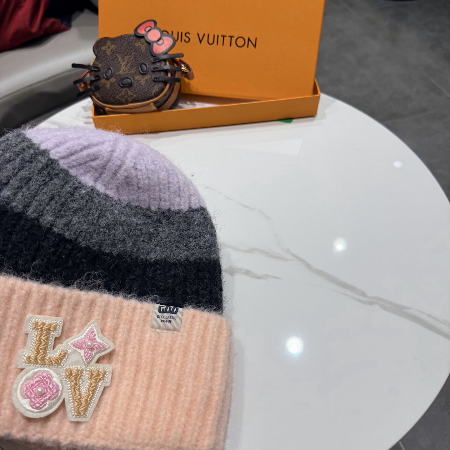 l0*is V*t0n beanie